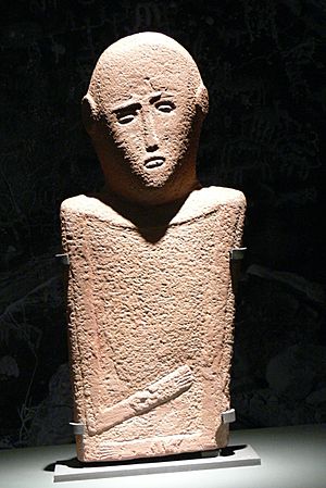 Archivo:Pergamon-Museum - Anthropomorphe Stele 2