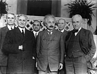 Archivo:Portrait of Albert Einstein and Others (1879-1955), Physicist