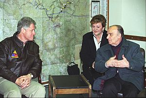 Archivo:President Clinton meeting with Bosnian President Alija Izetbegovic in Tuzla, Bosnia - Flickr - The Central Intelligence Agency