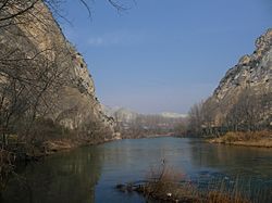Archivo:Río Ebro a su paso por Las Conchas