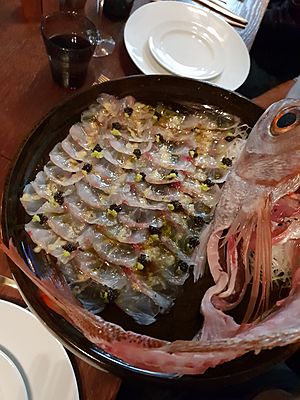 Archivo:Sashimi plate presented with the fish carcass in the plate