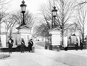 Archivo:Suffragists picketing the White House