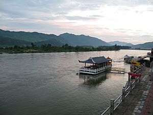 Archivo:The Yalu River - 鸭绿江2