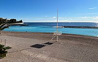 Une plate-forme de surveillance de baignade sur une plage à Monaco (novembre 2021)