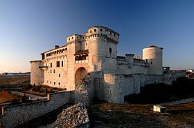 Vista en ángulo del castillo de Cuéllar.jpg