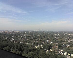 Archivo:WRUW Transmitter site visit - view of Cleveland 1 (photo by glacial23)