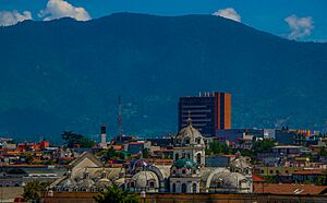 Archivo:Xela antigua y moderna