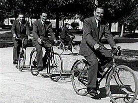 Archivo:1941 Maserati brothers cycling