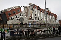 Archivo:2010 Chile earthquake - Building destroyed in Concepción
