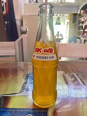 Archivo:202309 Ice Peak Glass Bottle in Huayin