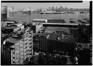 Archivo:207-209-211 WATER STREET IN CENTER FOREGROUND (Note identical height and architectural features) - South Street Seaport Museum, 207-211 Water Street, New York, New York County, HABS NY,31-NEYO,141-1