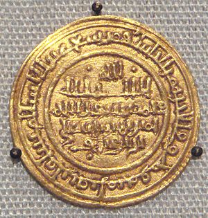 Archivo:Almoravid gold dinar coin from Seville, Spain, 1116 British Museum