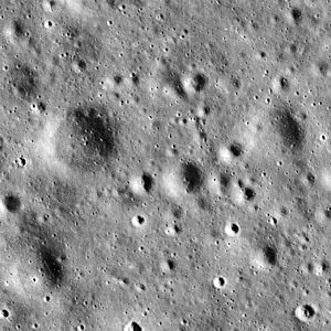 Archivo:Apollo 12 landing site 3154 h2