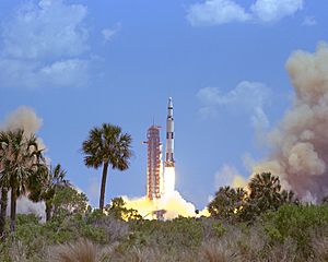 Archivo:Apollo 16 Launch - GPN-2000-000638