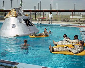 Archivo:Apollo 1 crew during water egress training, June 1966