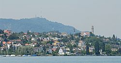 Blick vom Zürichsee auf Thalwil und Uetliberg (2009).jpg