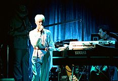 Archivo:Bowie 1983 serious moonlight blu