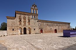 Archivo:Campillo de Altobuey, Santuario de la Virgen de la Loma, fachada principal, 01
