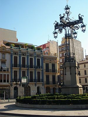Archivo:Casa de les Cigonyes i la Farola, Castelló de la Plana
