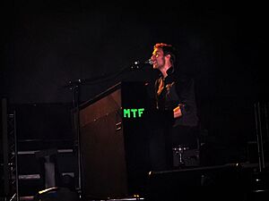 Archivo:Coldplay Twisted Logic Live 2006 in Singapore Indoor Stadium