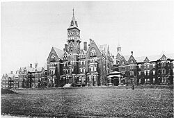 Archivo:Danvers State Hospital, Danvers, Massachusetts, Kirkbride Complex, circa 1893