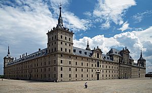 Archivo:El Escorial View from the north-west