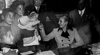 Archivo:Eva Perón reciba a una familia