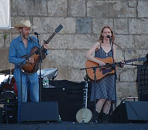 Archivo:Gillian Welch and David Rawlings @ Newport Folk Festival 2009