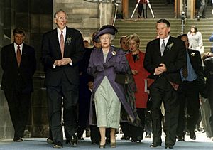 Archivo:Her Majesty Queen Elizabeth II at the opening of the Scottish Parliament