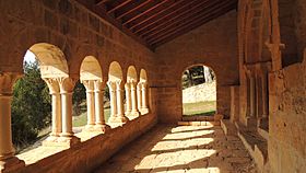 Hinojosa - Ermita de Santa Catalina (Galeria Porticada Interior 2).JPG
