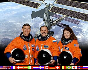 Archivo:ISS Expedition 2 crew