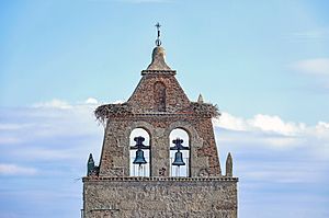 Archivo:Iglesia parroquial de San Pedro en Tremedal de Tormes torre de las campanas