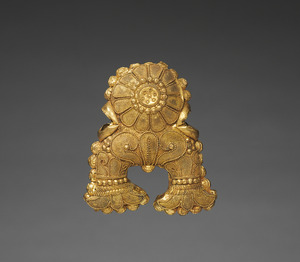 Archivo:India, Uttar or Madhya Pradesh, Sunga Period - Triratna Pendant - 1973.66.2 - Cleveland Museum of Art