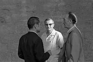 Archivo:Jean Vilar au festival d'Avignon 1967 en compagnie d'Antoine Bourseiller et François Billetdoux