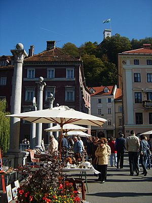 Archivo:Ljubljana - Čevljarski most (stojnice) in Ljubljanski grad