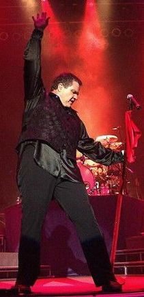 Archivo:Meat Loaf in performance (New York, 2004)