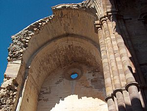 Archivo:Monasterio de Moreruela-Boveda-transepto
