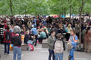 Archivo:Occupy Wall Street Crowd Size 2011 Shankbone