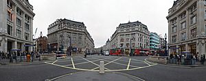 Archivo:Oxford Circus Panorama March 2006