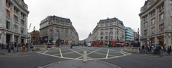 Archivo:Oxford Circus Panorama March 2006