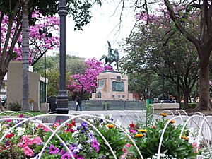 Archivo:Plaza Libertad Santiago del Estero