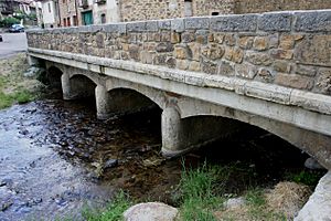 Archivo:Puente del Arroyo del Valle. Morgovejo-LE (2)