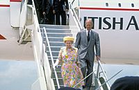 Archivo:Queen Elizabeth II and Prince Philip disembark from a British Airways Concorde