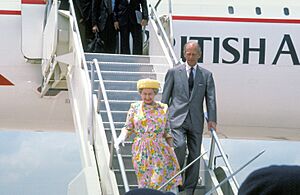 Archivo:Queen Elizabeth II and Prince Philip disembark from a British Airways Concorde
