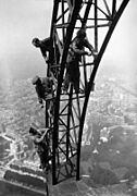 Réfection de la peinture de la Tour Eiffel, 1924 - Gallica