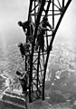 Réfection de la peinture de la Tour Eiffel, 1924 - Gallica