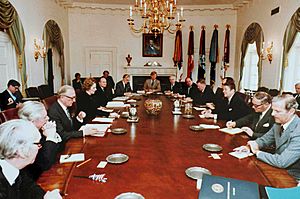 Archivo:Reagan-Thatcher cabinet talks
