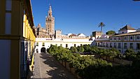 Archivo:Real Alcázar. Patio de Banderas