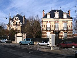 Romilly-sur-Seine - Buildings next to the station.jpg