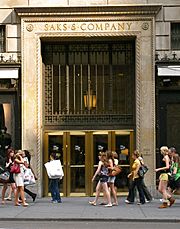 Archivo:Saks Fifth Avenue entranceway